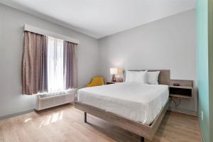 Katil atau katil-katil dalam bilik di ECHO Suites Extended Stay by Wyndham Houston Katy West