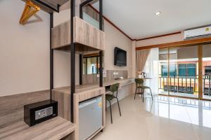 Kuchyň nebo kuchyňský kout v ubytování The Outdoor Kata Hotel