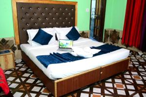 un lit avec un ordinateur portable installé au-dessus dans l'établissement Hotel Oscar Manali, à Manali