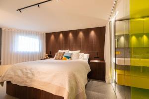 a bedroom with a large bed and a green wall at Suite Deluxe Samil in Vilamar