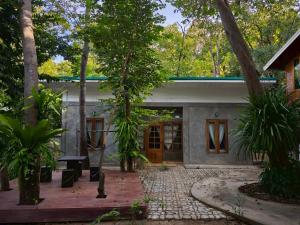 a house with a courtyard in front of it at Phawaeng Resort พะแวงรีสอร์ท in Ban Noen Sabok
