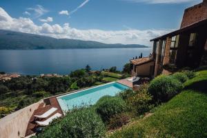 ガルニャーノにあるContemporary Resort Houseの湖の景色を望むスイミングプール