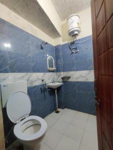 un baño con inodoro y lavabo en Krepodas Retreat House, en Rishīkesh