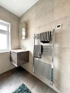 Ένα μπάνιο στο Modern 2 Bed Home in Coventry with EV charger
