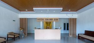 Лобби или стойка регистрации в Grand Soe Hotel
