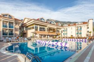 Bazén v ubytování Aes Club Hotel nebo v jeho okolí