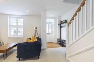 チェルトナムにあるStylish 2-Bed Home in Fairview with Free Parkingのリビングルーム(青いソファ、階段付)