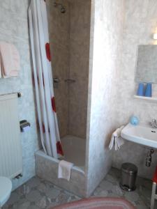 Koupelna v ubytování Hotel Gasthof zum Neubau