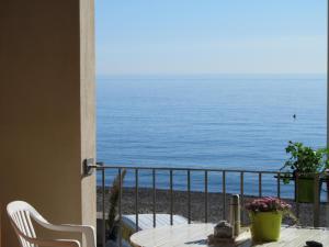 カンネートにあるGhiozzo Dorato Cannetoのバルコニーから海の景色を望めます。