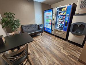 une chambre avec un distributeur automatique et une glacière dans l'établissement Econo Lodge Ortonville, à Ortonville