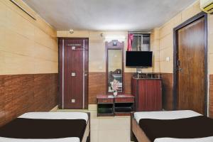Μια τηλεόραση ή/και κέντρο ψυχαγωγίας στο Hotel O Bhagirathi Guest House