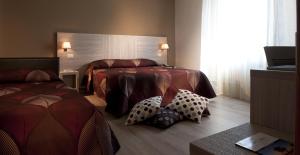 ペスキエーラ・デル・ガルダにあるAlbergo Valentinaのホテルルーム ベッド2台、枕付