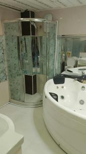 La salle de bains est pourvue d'une douche et d'un lavabo blanc. dans l'établissement Precious Ruby's Apartment, à Manille 21 autres photos