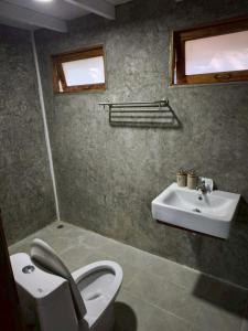 un baño con inodoro y lavabo en Phawaeng Resort พะแวงรีสอร์ท, 