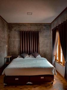 Un dormitorio con una cama grande en una habitación. en Phawaeng Resort พะแวงรีสอร์ท,  11 fotos más