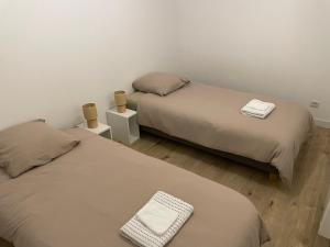 zwei Betten nebeneinander in einem Zimmer in der Unterkunft Maison en campagne in Mortagne-sur-Sèvre