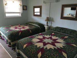 duas camas num quarto com uma colcha em Crosswinds Motel em Old Orchard Beach