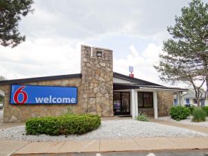a welcome sign in front of a building at Motel 6-Erie, PA in Erie