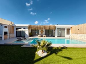 Πισίνα στο ή κοντά στο Villa Fülfül +25 φωτογραφίες