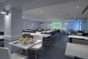 TV a/nebo společenská místnost v ubytování Kyriad Hotel Dijon Gare
