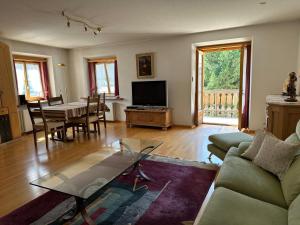 a living room with a couch and a table at Chasa pin in Müstair
