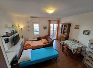 un salon avec un canapé et une table dans l'établissement La casetta di Francesco - Relax - Mare - Treno 20' Roma, à Marina di Cerveteri 22 autres photos