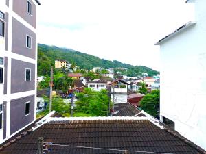 una vista di una città dai tetti degli edifici di Patong Canal Villa 302 a Patong Beach