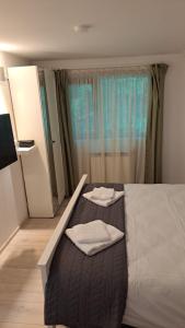 Giường trong phòng chung tại Casa Aris Lepsa Vrancea