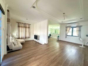 Una sala de estar con un sofá y un televisor. en 2BR New renovation house in Phitsanulok, en Ban Khlong