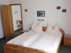 A bed or beds in a room at Ferienwohnungen Kern