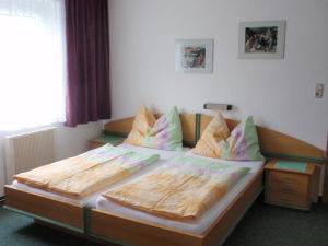 A bed or beds in a room at Ferienwohnungen Kern