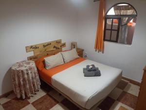 Un dormitorio con una cama con sábanas naranjas y blancas. en Reducto's Apartment, en Arrecife