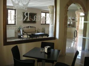 a dining room with a table and a mirror at Hotel Posta Real in Sigüenza