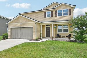 une maison avec garage dans une cour dans l'établissement Lakefront Luxury Retreat 5BR, à Jacksonville