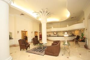 un hall avec des chaises et une table dans un bâtiment dans l'établissement Gran Hotel Diligencias, à Veracruz