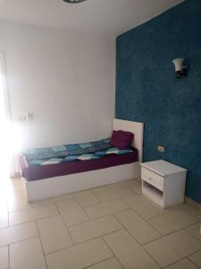 una camera da letto con un letto e un tavolo di House of Happiness a Sharm El Sheikh