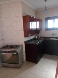 una cucina con fornelli e lavello di House of Happiness a Sharm El Sheikh