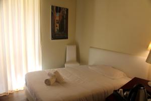 sypialnia z łóżkiem z dwoma ręcznikami w obiekcie Il Borgo Ospitale - Albergo Diffuso w mieście Rotonda