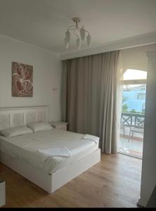 Кровать или кровати в номере Luxury apartment in the heart of Naama Bay