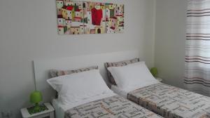 Un dormitorio con dos camas y un cuadro en la pared. en Il Tulipano, en Matera