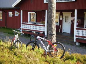two bikes parked next to a tree in front of a house at Sälens Vandrarhem i Gräsheden in Stöten