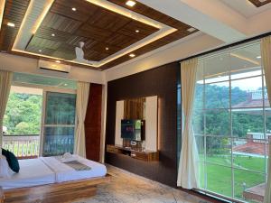 Ένα ή περισσότερα κρεβάτια σε δωμάτιο στο Selborne Heaven 5 BHK Villa +44 φωτογραφίες