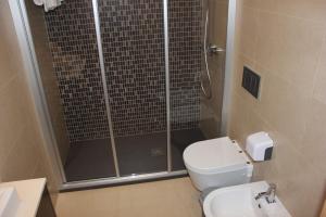 Bathroom sa Apartamentos Turisticos da Nazare
