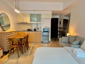 Η κουζίνα ή μικρή κουζίνα στο Studio in Eastwood City with Free Pool, Parking & Netflix +28 φωτογραφίες