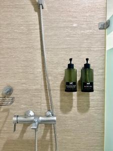 Ένα μπάνιο στο Studio in Eastwood City with Free Pool, Parking & Netflix