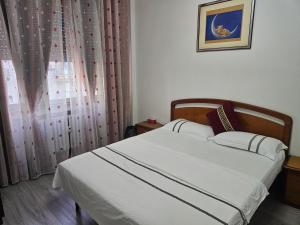 a bedroom with a bed and a window at YiJia - Locazione Turistica in Padova