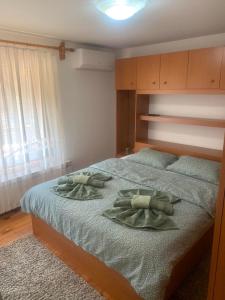 SimitliにあるVilla Popoviの枕が2つ置かれたベッドのある寝室 +14枚の写真