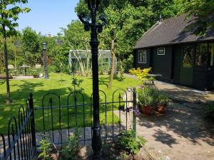 a black fence with a lamp post in a yard at B&B de Prieelhoeve in Almere
