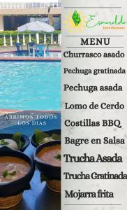 un cartello con ciotole di cibo accanto a una piscina di La Esmeralda entre Montañas a Ibagué