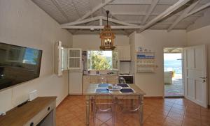 una cocina con mesa y sillas. en Fisherman's Cottage, en Kalamakia 10 fotos más